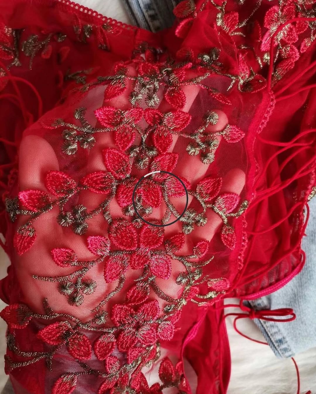 طقم داخلي أحمر