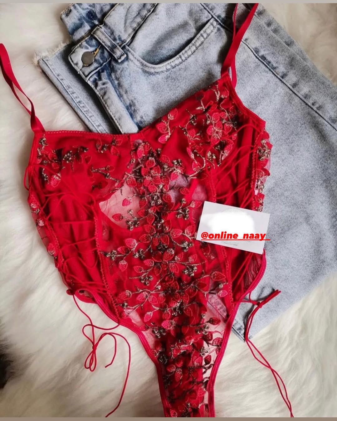 طقم داخلي أحمر