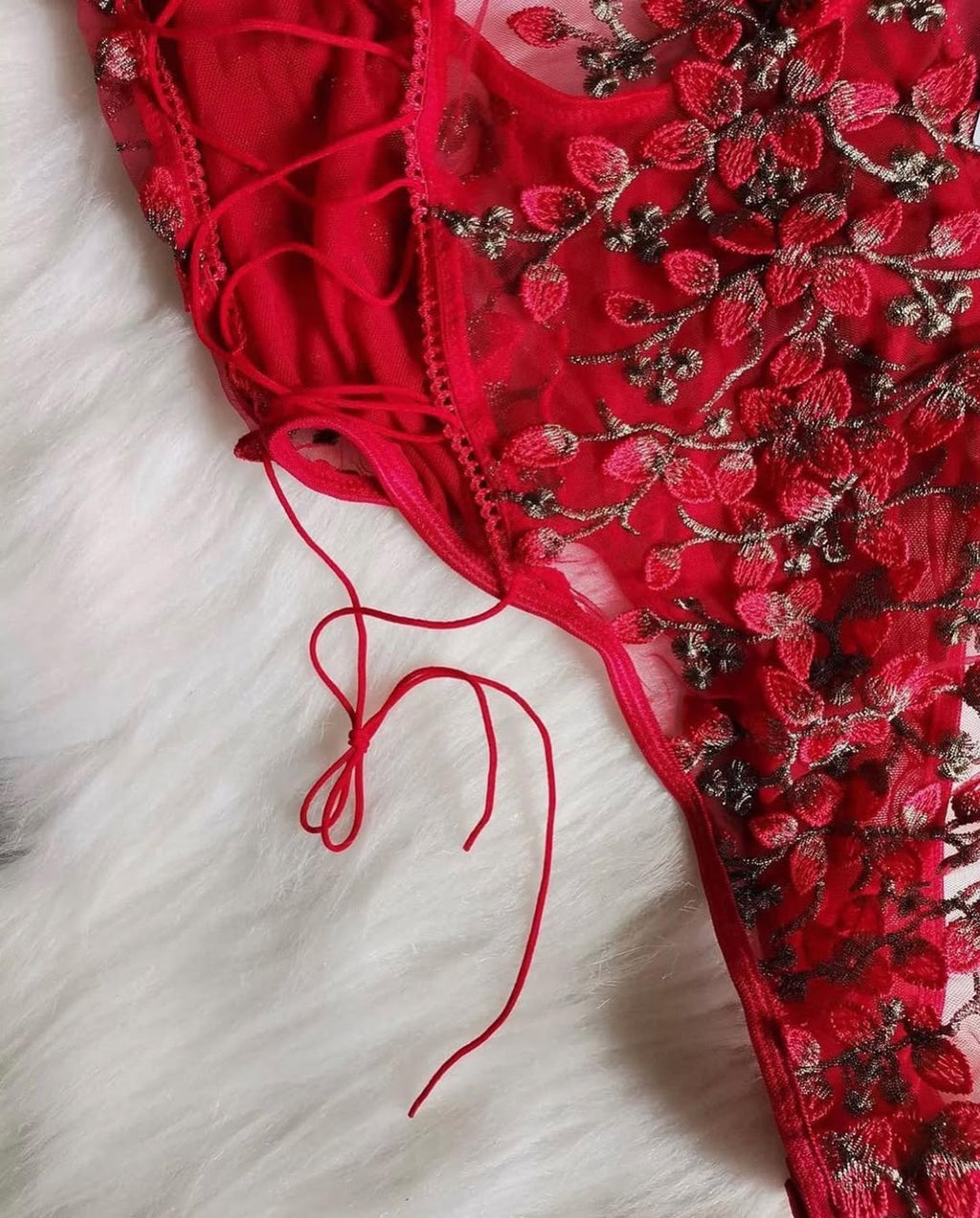 طقم داخلي أحمر