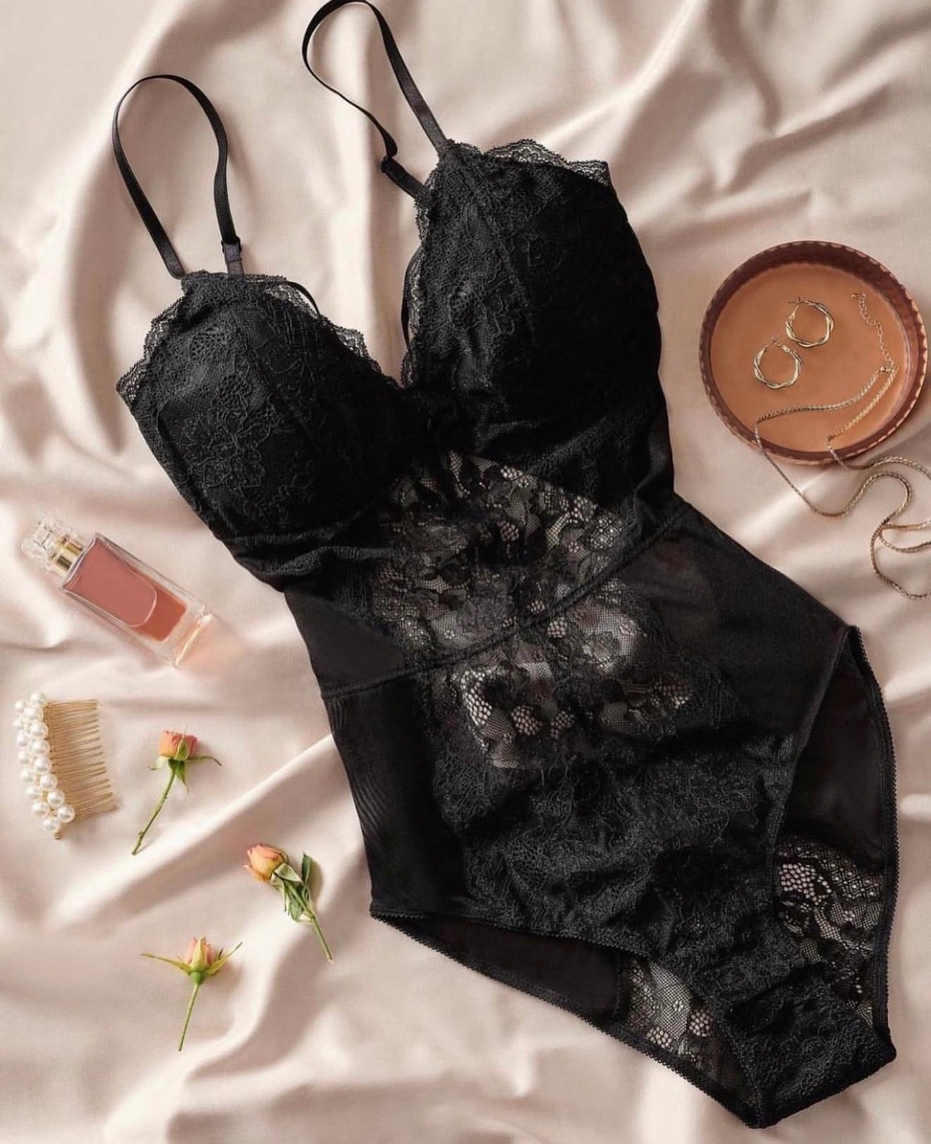 سوت أسود ناعم وانيق لليالي أكثر دفئ🫶